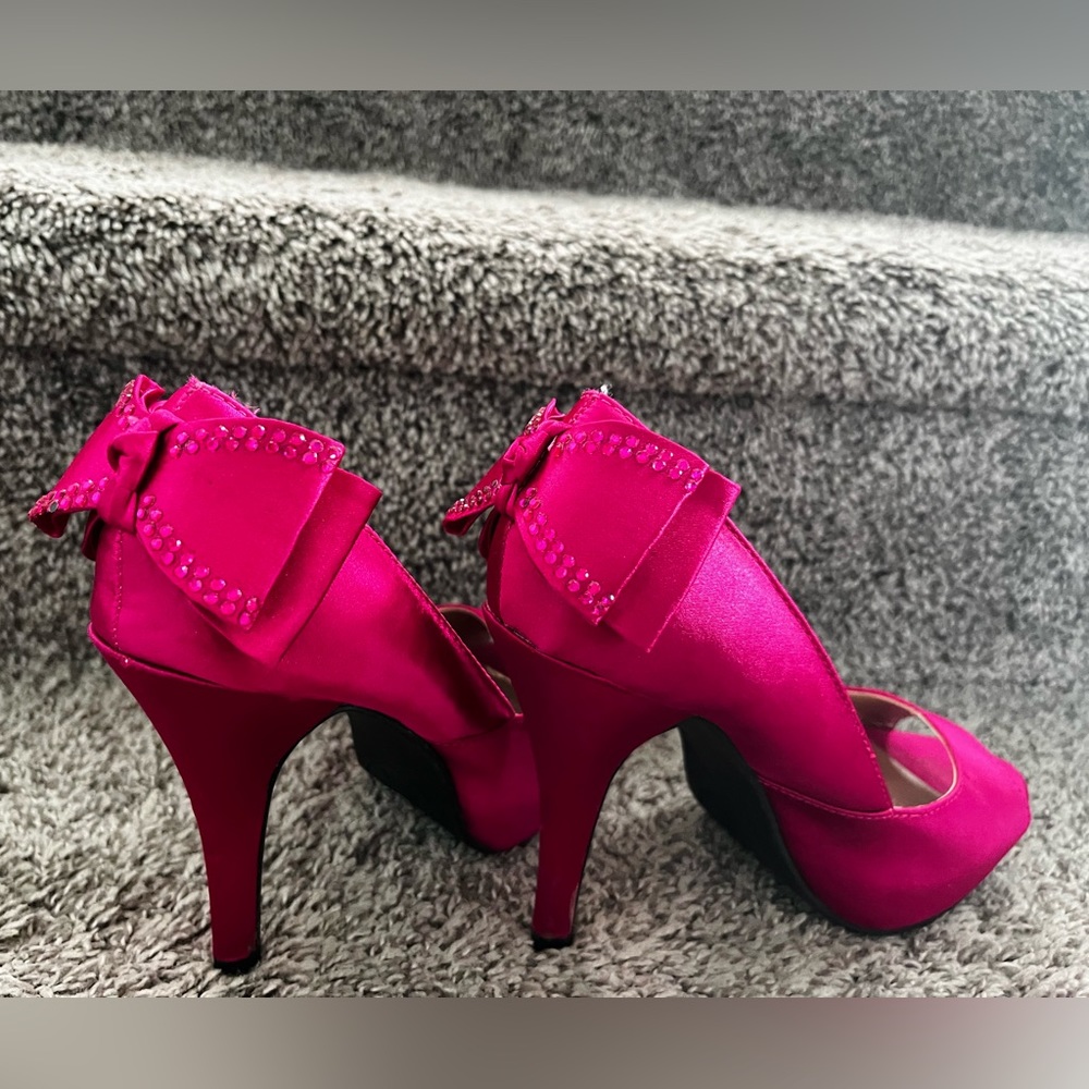 G21 SATIN HIGH HEELED SHOES with CUTE BOWS! EUC!